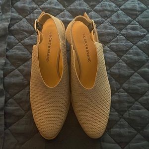 Almost brand-new shoes… Great for jeans, work, slacks… Neutral color